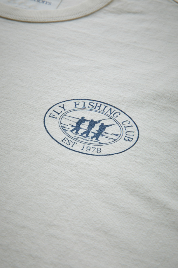 [Fly Fishing Club] 로고 롱 슬리브 티셔츠는 가을 나들이룩과 캠핑룩에 어울리는 캐주얼 스타일의 긴팔 티셔츠입니다. 차콜 컬러에 Three Fishermen 로고가 스탬프 프린트로 디자인되어 빈티지한 멋을 더합니다. 10수 면 원단으로 제작되어 요철감 있는 촉감을 선사하며, 루즈핏으로 편안하게 착용 가능합니다. 피그먼트 워싱 처리로 자연스러운 색감을 연출하며, 라운드넥 디자인으로 다양한 스타일 연출에 용이합니다. 미니멀, 워크웨어 스타일을 즐겨 입는 분들께 추천합니다.

