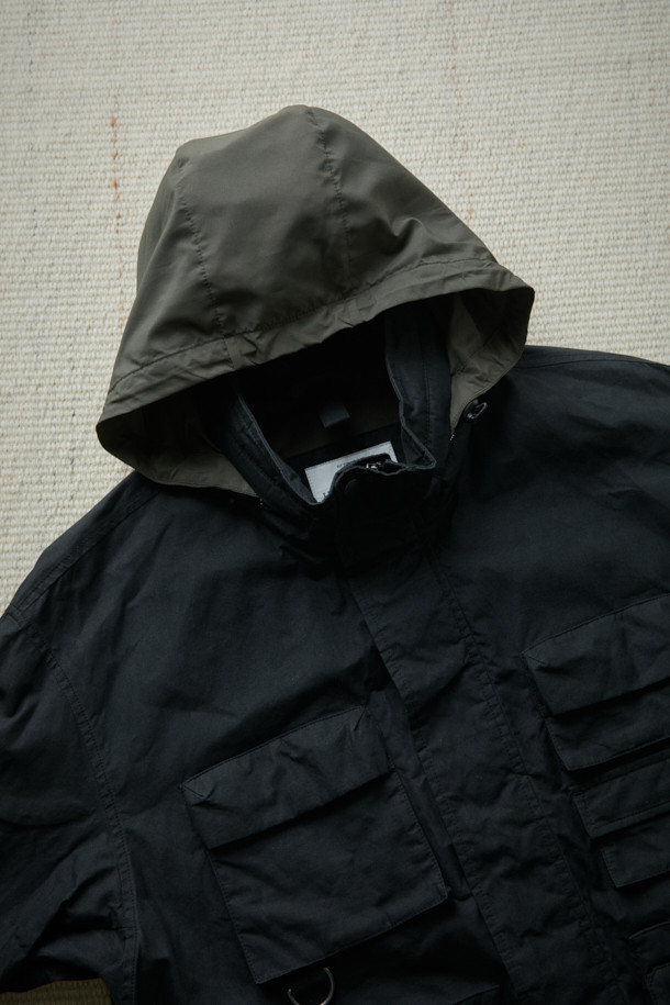 [Fly Fishing Club] 피셔맨 재킷 (왁스 코튼)은 헤리티지 감성과 빈티지 무드를 자아내는 아우터입니다. 왁스 코튼 소재로 제작되어 방수, 통기, 내구성이 뛰어나 가을철 나들이룩과 여행룩에 적합합니다. 블랙 컬러의 루즈핏 디자인으로, 멀티 포켓, 숨겨진 후드, YKK 지퍼, 립스탑 원단 등의 다양한 특징을 갖추었습니다. YKK 지퍼와 스냅 버튼으로 여밈이 가능하며, 긴소매 디자인으로 클래식, 워크웨어, 캐주얼 스타일 모두 소화 가능합니다. 내피 연결 스냅이 있어 실용성을 높였습니다.
