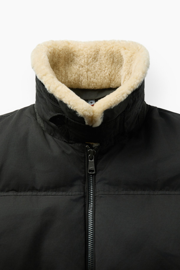 남성용 '스핏파이어(Spitfire)' 퀼팅 다운 점퍼입니다. 캐주얼, 미니멀, 클래식 스타일을 아우르는 블랙 컬러의 아우터로, 겨울철 출근룩과 여행룩에 적합합니다. 왁스 가공된 겉감과 무통 카라 탈부착이 가능하며, 소매 이너 립 커프스와 머스코비 다운 충전재를 사용하여 보온성을 높였습니다. 퀼팅 패턴과 컴포트핏으로 편안한 착용감을 제공하며, 두꺼운 두께감과 거친 촉감이 특징입니다. 집업 스타일의 긴 소매 다운점퍼로, 겨울철 당신의 스타일을 완성해 보세요.
