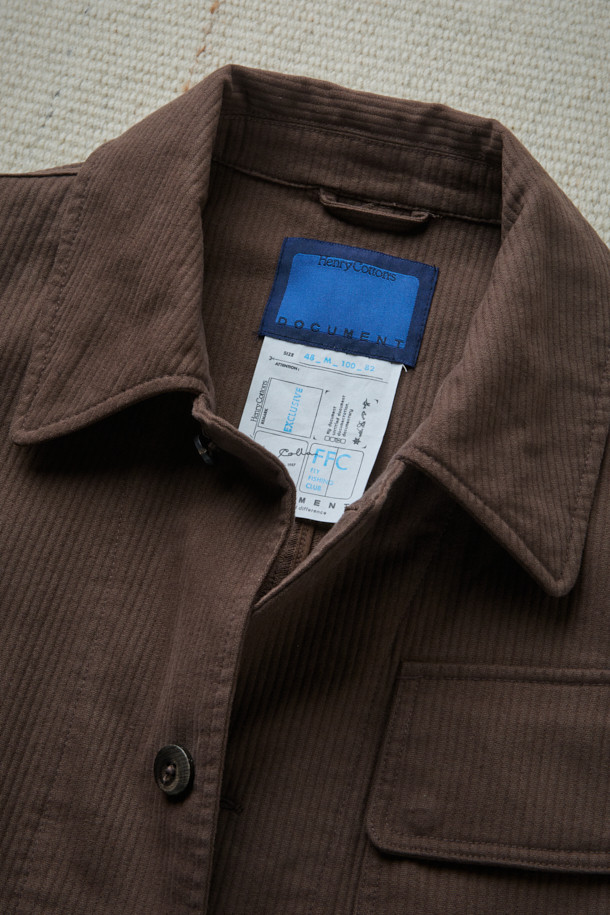 FFC x DOCUMENT (FFC x 도큐먼트) 이탈리안 코튼 피싱 재킷은 남녀 모두 착용 가능한 아우터입니다. 부드러운 촉감의 두꺼운 면 소재로 제작되었으며, 가을과 겨울에 따뜻하게 입을 수 있습니다. 세미 루즈 핏에 브라운 컬러, 무지 패턴으로 캐주얼, 클래식, 워크웨어 스타일을 연출하기 좋습니다. 입체 포켓 디자인과 가먼트 워싱 처리로 실용성을 더했으며, 레이어드하여 다양한 스타일을 시도할 수 있습니다. 가을 나들이룩이나 여행룩에 활용하기 좋은 피싱 재킷입니다.
