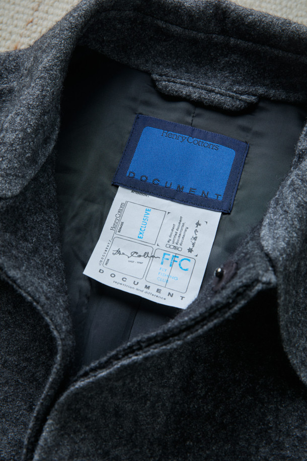 FFC x DOCUMENT(에프에프씨 x 도큐먼트)의 울 핸드메이드 필드 셔팅 재킷입니다. 이탈리아 엠티티사의 멜란지 보일드 울 소재를 사용하여 부드러운 촉감과 두꺼운 두께로 따뜻함을 제공합니다. 미니멀하고 클래식한 디자인에 플라이 피싱웨어 디테일을 더했으며, 핸드메이드 공법으로 제작되어 높은 퀄리티를 자랑합니다. 숏 기장의 세미루즈핏으로 편안한 착용감을 선사하며, 가을, 겨울철 데일리룩과 가을 나들이룩에 활용하기 좋습니다. 실용적인 포켓 디테일과 버튼 여밈 방식으로 제작된 그레이 컬러의 무지 재킷입니다.
