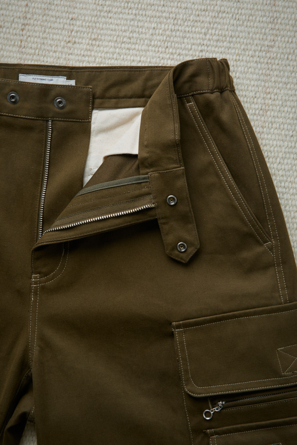 [Fly Fishing Club] 피셔맨 카고 팬츠는 가을, 겨울 계절에 어울리는 남녀 공용 카고 팬츠입니다. 카키, 올리브 두 가지 색상으로 제공되며, 일상, 피싱 활동에 모두 적합합니다. 빈티지하면서도 유틸리티한 스타일을 연출하며, 루즈핏의 긴 기장으로 편안한 착용감을 선사합니다. 고밀도 면 트윌 소재에 피치가공을 더해 부드러운 촉감을 자랑하며, 입체적인 카고 포켓, 무릎 절개 디테일, 밑단 스트링으로 스타일리시함을 더했습니다. 가을 나들이룩, 캠핑룩, 겨울 데일리룩 및 워크웨어, 캐주얼, 미니멀 스타일을 즐겨 입는 분들께 추천합니다.
