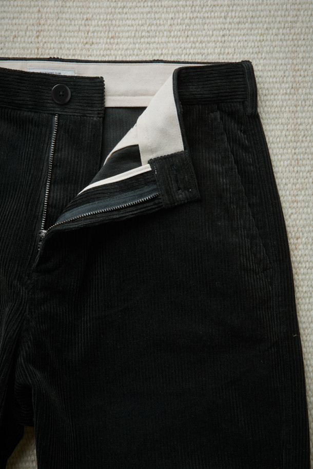 [Fly Fishing Club] 코듀로이 와이드 팬츠는 가을, 겨울 시즌 데일리룩을 위한 캐주얼, 미니멀, 클래식 스타일의 바지입니다. 두꺼운 두께감과 부드러운 촉감의 코듀로이와 면 혼방 소재로 제작되어 편안한 착용감을 선사합니다. 굵은 골 코듀로이 소재와 루즈핏 와이드 실루엣으로 트렌디함을 더했으며, 벨트 고리 하단 O링 디테일과 백 아웃포켓 디테일로 포인트를 주었습니다. 블랙 컬러의 무지 디자인으로 어떤 상의와도 쉽게 매치하여 다양한 스타일을 연출할 수 있습니다.
