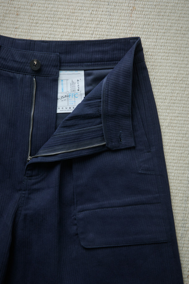 FFC x DOCUMENT (FFC x 도큐먼트)의 이탈리안 코튼 피싱 팬츠는 가을, 겨울 시즌 남성들을 위한 캐주얼 및 클래식 스타일의 긴 바지입니다. 부드러운 촉감의 이탈리아 올림피아스사 면 원단을 사용하여 편안한 착용감을 제공하며, 루즈핏으로 제작되었습니다. 여섯 개의 기능적인 포켓과 가먼트 워싱 처리로 실용성과 빈티지한 매력을 더했습니다. 네이비 컬러의 무지 디자인으로 다양한 상의와 매치하기 좋으며, 피싱 재킷과 함께 셋업 스타일링도 가능합니다. 가을 나들이룩, 겨울 데일리룩, 여행룩 등 폭넓은 시간과 장소와 상황에 활용할 수 있습니다.