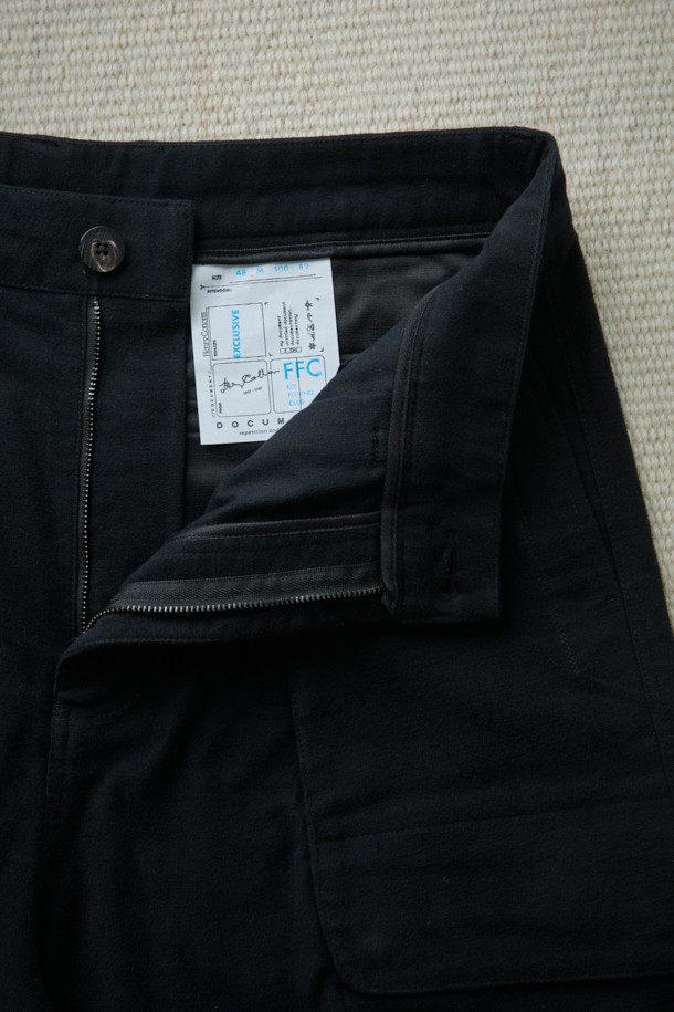 FFC x DOCUMENT (FFC x 도큐먼트) 이탈리안 몰스킨 셋업 팬츠는 가을, 겨울 시즌을 위한 바지입니다. 이탈리아 올림피아스社의 부드러운 몰스킨 소재를 사용하여 뛰어난 착용감을 선사하며, 루즈핏으로 편안한 활동성을 제공합니다. 블랙 컬러의 무지 디자인으로 심플, 캐주얼, 포멀 등 다양한 스타일을 소화하며, 여섯 개의 포켓 디테일과 빈티지 피싱 팬츠 디자인이 특징입니다. 셋업으로도 활용 가능하여 겨울 데일리룩, 산책룩 등 폭넓은 시간과 장소와 상황에 어울리는 클래식, 캐주얼, 미니멀 스타일을 연출할 수 있습니다.