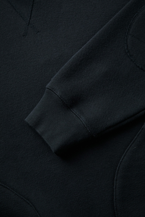 [Fly Fishing Club] 피셔맨 스웨트셔츠는 가을, 초겨울 시즌에 어울리는 루즈핏 스웻셔츠입니다. 블랙 컬러의 면 소재로 제작되었으며, 부드러운 촉감과 두꺼운 두께감으로 편안한 착용감을 선사합니다. 캐주얼, 미니멀, 클래식 스타일을 모두 소화하며, 일상과 피싱 활동에 적합합니다. 사선 쭈리 원단, 전면 아웃포켓, V 거셋 넥라인, 엘보 패치, 사이드 립 패널 등의 디테일로 빈티지하면서도 독특한 매력을 더했습니다. 가을 나들이룩이나 겨울 데일리룩에 활용하기 좋은 아이템입니다.
