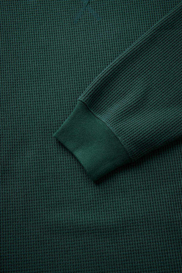 [Fly Fishing Club] 와플 크루넥 스웨트셔츠는 빈티지하고 캐주얼한 스타일을 선호하는 분들을 위한 아이템입니다. 그린 컬러의 이 스웨트셔츠는 가을, 겨울에 두꺼운 기모 안감과 부드러운 촉감으로 따뜻함을 선사합니다. 루즈핏 또는 세미 루즈핏으로 편안하게 착용 가능하며, 와플 패턴과 라운드넥 디자인이 특징입니다. 일상, 캐주얼, 집콕룩, 산책룩 등 다양한 TPO에 활용할 수 있으며, 미니멀, 클래식 스타일과도 잘 어울립니다. 가슴둘레 117cm로 입체적인 실루엣을 연출하며, 빈티지 무드의 라벨 포인트가 돋보입니다.
