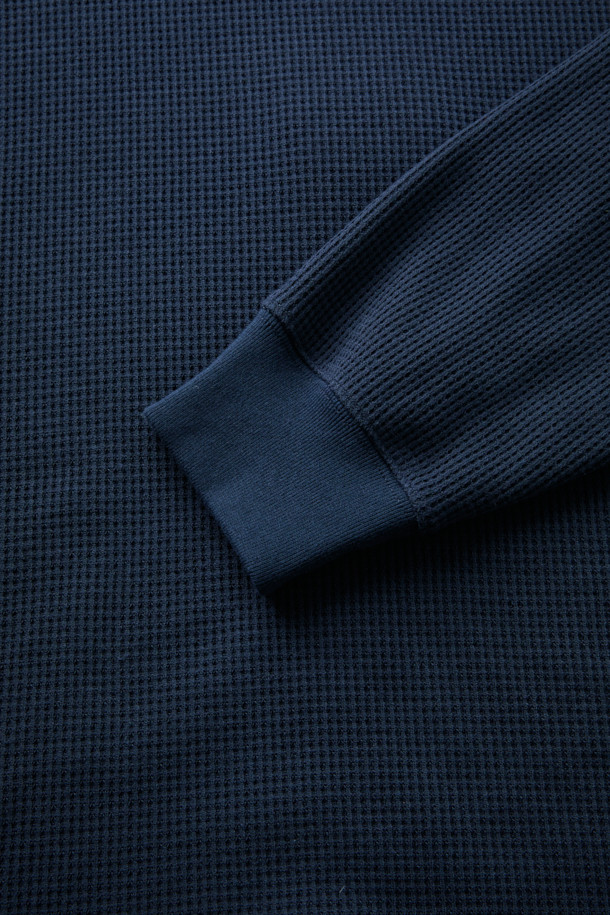 [Fly Fishing Club] 와플 크루넥 스웨트셔츠는 가을, 겨울 시즌에 따뜻하게 입을 수 있는 공용 상의입니다. 네이비 컬러의 루즈핏 또는 세미루즈핏으로, 베이직하고 캐주얼한 스타일을 연출합니다. 부드러운 기모 안감의 두꺼운 와플 소재는 뛰어난 착용감을 선사하며, 빈티지 무드를 더합니다. 라운드넥 디자인에 입체적인 실루엣, 포인트 라벨로 디자인 디테일을 살렸으며, 데일리룩, 집콕룩, 동네 마실룩 등 다양한 TPO에 활용하기 좋습니다.
