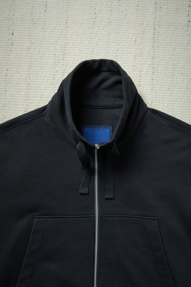 FFC(에프에프씨) x DOCUMENT(도큐먼트) Stand Collar Zip-Up Sweat(스탠드 칼라 집업 스웨트)는 미니멀하고 베이직한 스타일의 남녀 공용 상의입니다. 가을, 겨울에 어울리는 두꺼운 두께감의 면 소재로 제작되어 부드러운 촉감을 선사합니다. 스탠드 칼라와 긴 소매, 세미 루즈 핏 디자인으로 편안한 착용감을 제공하며, 투웨이 지퍼, 사이드 포켓, 로고 가죽 패치가 특징입니다. 일상, 집콕, 동네 마실룩 등 다양한 TPO에 활용하기 좋으며, 미니멀, 클래식, 캐주얼 스타일을 즐기는 분들께 추천합니다.
