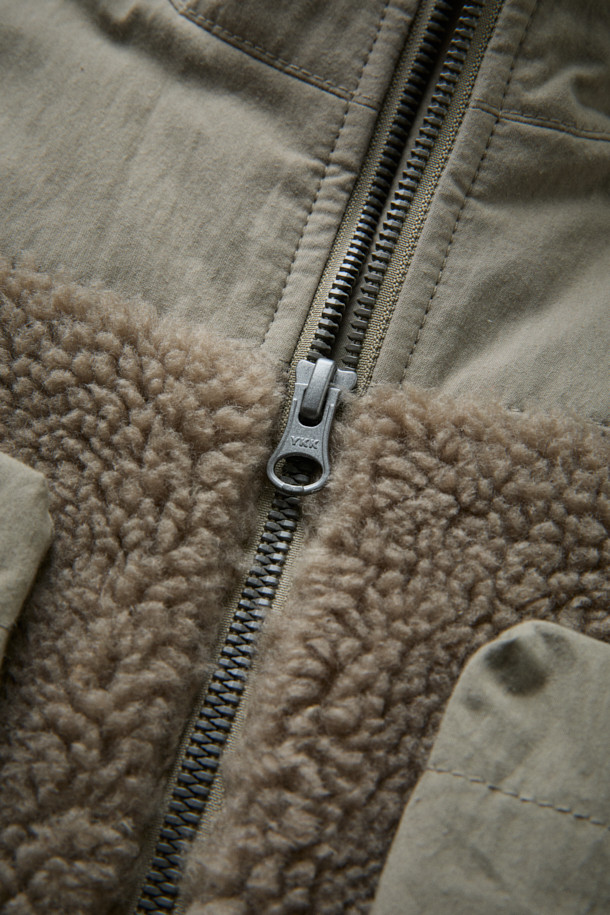 [Fly Fishing Club] 플리스 피싱 베스트는 가을, 겨울 시즌 남성 고객을 위한 아웃도어 및 캐주얼 스타일의 의류입니다. 베이지 및 카키 색상으로 출시되었으며, 플리스, 코튼, 나일론 혼방 소재로 제작되어 부드러운 촉감과 두꺼운 두께감으로 뛰어난 보온성을 제공합니다. 4개의 플랩 포켓, 사이드 히든 포켓, 밑단 스트링 조절, YKK METALUXE® 지퍼, D-링 디테일, 스탠드 칼라 등 다양한 특징을 갖춰 수납력과 실용성을 높였습니다. 루즈핏으로 편안한 착용감을 선사하며, 피싱, 아웃도어, 일상 등 다양한 TPO에 활용 가능하여 캠핑룩, 가을 나들이룩, 겨울 데일리룩 등 폭넓은 스타일 연출을 돕습니다.
