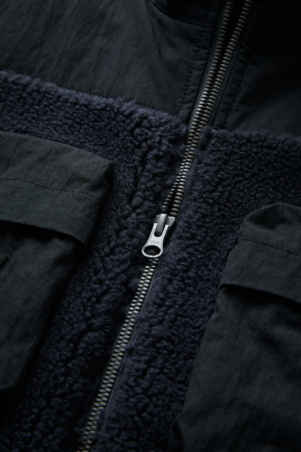 [Fly Fishing Club] 플리스 피싱 베스트는 가을, 겨울 시즌에 어울리는 아우터로, 캐주얼, 스포티, 고프코어 스타일을 연출하기 좋습니다. 부드러운 플리스 소재와 넉넉한 루즈핏으로 편안한 착용감을 선사하며, 보온 기능과 수납력을 갖춰 실용성을 더했습니다. 블랙 색상의 무지 패턴에 스탠드 칼라와 YKK METALUXE® 지퍼, D-링 디테일이 세련된 디자인을 완성합니다. 4개의 플랩 포켓, 사이드 히든 포켓, 밑단 스트링 조절 기능으로 수납력과 활동성을 높였으며, 가을 나들이룩, 캠핑룩, 겨울 데일리룩 등 다양한 TPO에 활용하기 좋습니다.
