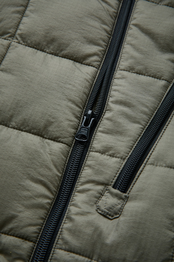 [Fly Fishing Club] 피셔맨 인슐레이션 재킷은 겨울, 가을 시즌을 위한 아웃도어, 캐주얼 스타일의 퀼팅 재킷입니다. 루즈핏으로 편안한 착용감을 제공하며, 하이넥 일체형 후드와 3M Thinsulate™ 충전재를 사용하여 보온성을 높였습니다. 발수 기능과 YKK 메인 지퍼, 소매 이밴드 등의 디테일로 기능성을 더했으며, 체스트/핸드 포켓과 사이드 슬릿 포켓으로 수납력을 높였습니다. 그레이 컬러의 나일론 소재로 제작되었으며, 캠핑룩, 산책룩 등 다양한 TPO에 활용 가능합니다. 캐주얼, 고프코어, 미니멀 스타일을 즐기는 고객에게 추천합니다.
