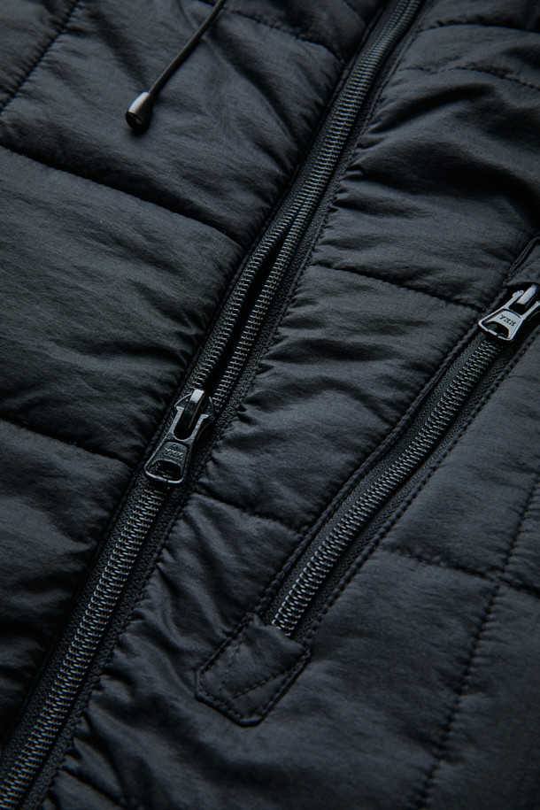 [Fly Fishing Club] 피셔맨 인슐레이션 재킷은 아웃도어 활동과 일상, 두 가지 모두를 아우르는 퀼팅 재킷입니다. 블랙 컬러의 루즈핏으로, 가을과 겨울 시즌에 적합하며, 워크웨어와 고프코어 스타일을 연출하기 좋습니다. 3M Thinsulate™ 충전재를 사용하여 보온성을 높였으며, 하이넥 일체형 후드와 발수 기능으로 궂은 날씨에도 쾌적하게 착용할 수 있습니다. 체스트/핸드 포켓, 밑단 스트링, 소매 이밴드, 사이드 슬릿 포켓 등의 디테일이 실용성을 더하며, YKK 메인 지퍼를 사용하여 내구성을 높였습니다. 캠핑룩, 여행룩, 겨울 데일리룩에 활용하여 스타일리시함을 더해보세요.
