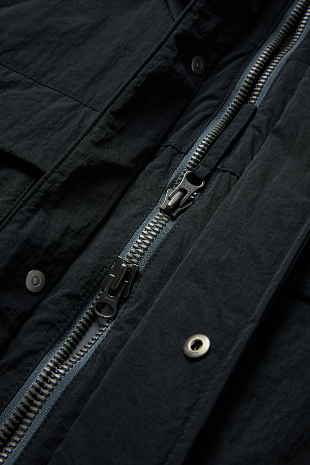 [Fly Fishing Club] 패딩 와딩 재킷은 클래식하고 아웃도어 스타일을 추구하는 남녀 모두를 위한 겨울철 필수 아이템입니다. 블랙 컬러의 루즈핏 셔츠형 재킷으로, 보온성과 경량성을 동시에 갖춘 것이 특징입니다. Primaloft® 충전재를 사용하여 뛰어난 보온력을 제공하며, 낚시 및 일상생활에서 활용하기 좋은 디자인입니다. 멀티 포켓, 소매 벨크로 스트랩, 밑단 스토퍼, 플랩 체스트 포켓, 곡선형 핸드 포켓, 4분할 기어 포켓 등 실용적인 디테일이 돋보입니다. 겨울 데일리룩, 캠핑룩, 여행룩 등 다양한 스타일에 매치하여 클래식, 고프코어, 캐주얼 무드를 연출할 수 있습니다.
