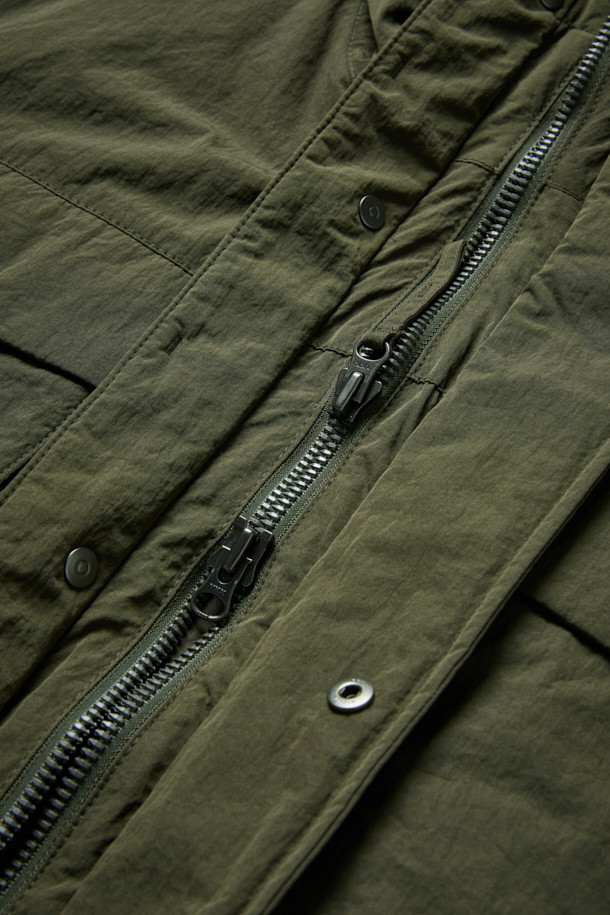 [Fly Fishing Club] 패디드 웨이딩 재킷은 겨울철 피싱, 아웃도어 활동, 일상에서 폭넓게 활용 가능한 남성용 아우터입니다. 올리브 그린 컬러의 무지 디자인으로 클래식하고 아웃도어 스타일을 연출하며, 루즈핏 크롭 기장으로 편안한 착용감을 제공합니다. 보온성과 경량성을 갖춘 두꺼운 두께의 나일론 소재이며, Primaloft® 충전재를 사용하여 보온성을 높였습니다. 멀티 포켓 디자인, 플랩 체스트 포켓, 곡선형 핸드 포켓, 4분할 기어 포켓, 소매 벨크로 스트랩, 밑단 스토퍼 등의 디테일로 실용성을 더했습니다. 겨울철 데일리룩, 캠핑룩, 여행룩, 고프코어, 워크웨어 스타일을 즐기는 분들께 추천합니다.
