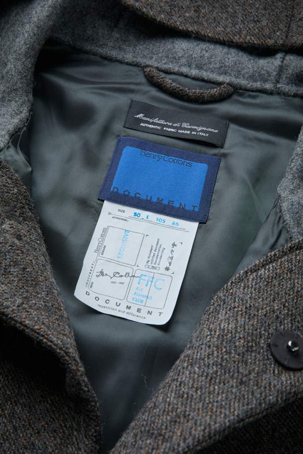 FFC x DOCUMENT(FFC x 도큐먼트) 울 핸드메이드 후드 파카는 가을과 겨울 시즌, 일상과 포멀한 스타일 모두 소화 가능한 아우터입니다. 세미 루즈핏으로 편안한 착용감을 제공하며, 부드러운 촉감의 두꺼운 울 소재로 제작되어 보온성을 높였습니다. 이탈리아 마니파투라 디 카르미냐노 社의 더블페이스 멜톤 원단을 사용하여 핸드메이드 마감의 고급스러움을 더했습니다. 멜란지 텍스처가 특징이며, 클래식, 미니멀, 캐주얼 등 다양한 스타일 연출에 용이합니다. 겨울 데일리룩, 출근룩, 모임룩에 활용하여 세련된 스타일을 완성해보세요.