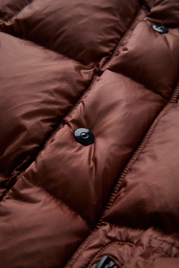 [Fly Fishing Club] 피셔맨 숏 다운 파카는 클래식, 아웃도어, 빈티지 스타일을 아우르는 공용 다운 점퍼입니다. 브라운 및 레드 브라운 컬러로 출시되었으며, 겨울철 아웃도어, 피싱, 일상 활동에 적합합니다. 80/20 구스다운 충전재와 방풍, 발수 기능을 갖춰 보온성을 높였습니다. YKK 지퍼, 플랩 박스 포켓, 사이드 포켓, 소매 이밴드 등 실용적인 디테일과 2단 스토퍼 후드로 편안함과 스타일을 동시에 잡았습니다. 숏 기장의 루즈핏 파카로 캠핑룩, 등산룩, 겨울 데일리룩에 활용하기 좋습니다.
