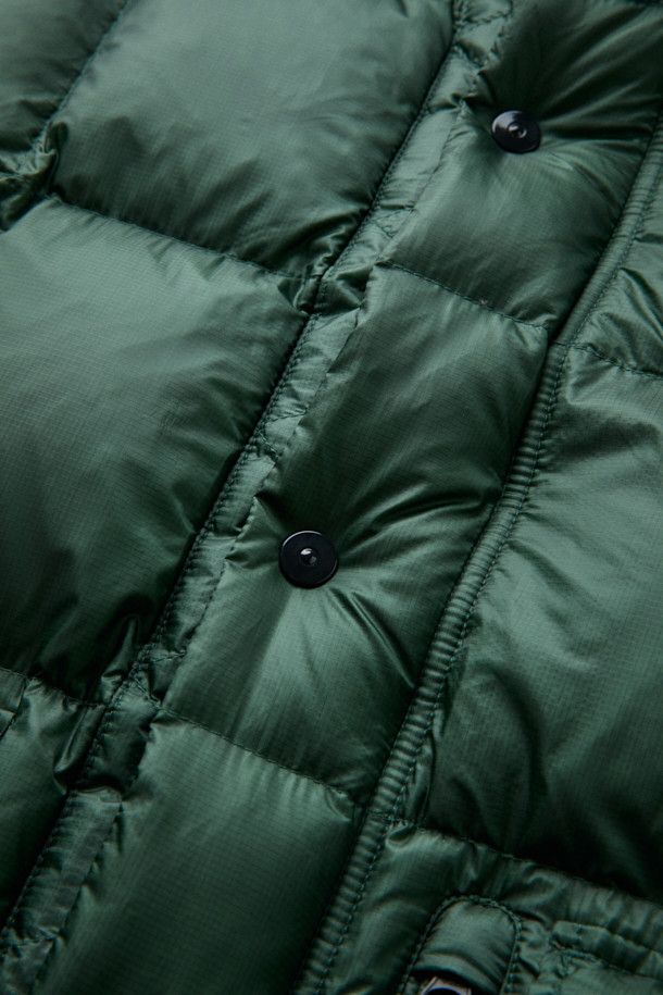 [Fly Fishing Club] 피셔맨 숏 다운 파카는 겨울철 아웃도어 활동, 피싱, 일상생활에서 폭넓게 활용 가능한 공용 다운 점퍼입니다. 클래식하고 아웃도어 스타일을 결합한 디자인으로, 숏 기장에 퀼팅 무늬를 더해 세련된 분위기를 연출합니다. 80/20 구스다운 충전재와 립스탑 원단, 방풍 및 발수 기능으로 뛰어난 보온성과 활동성을 제공하며, 하이넥 후드와 YKK 지퍼, 플랩 박스 포켓 등의 디테일이 돋보입니다. 루즈핏 디자인으로 겨울 데일리룩, 캠핑룩, 등산룩 등 다양한 스타일을 연출할 수 있으며, 소매 이밴드와 2단 스토퍼, 스트링 밑단으로 핏 조절이 용이합니다. 그린 컬러의 나일론 소재로 제작되어 부드러운 촉감을 선사합니다.
