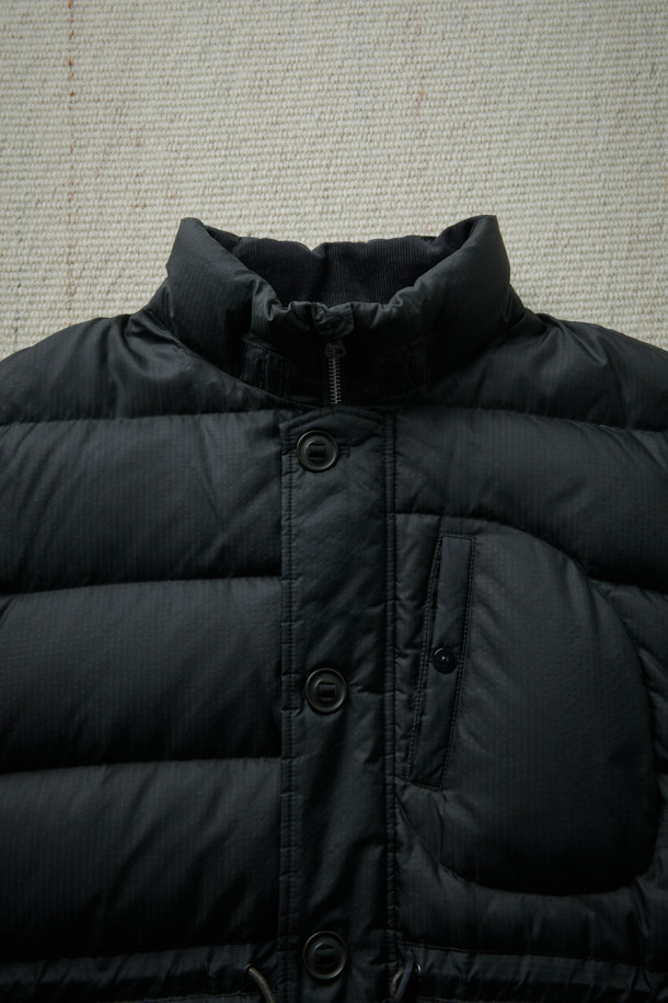 [Fly Fishing Club] 왁스 립스탑 다운 파카는 일상, 피싱, 여행, 캠핑, 등산 등 다양한 상황에 적합한 남녀 공용 아우터입니다. 클래식하고 빈티지한 스타일을 기반으로, 왁스 코팅된 나일론 소재와 구스다운 충전재를 사용하여 뛰어난 보온성과 방수 기능을 제공합니다. 탈부착 후드, 입체 포켓, 가슴 원형 스티치 디테일이 돋보이며, 루즈핏과 긴소매 디자인으로 편안한 착용감을 선사합니다. 겨울철 추위 속에서도 스타일과 기능을 모두 갖춘 구스다운 파카를 경험해 보세요.
