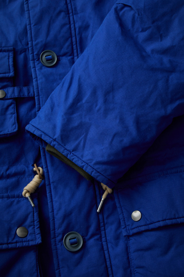 [Fly Fishing Club] 왁스 코튼 다운 파카는 겨울철 피싱, 아웃도어 활동, 그리고 일상생활에서 폭넓게 활용 가능한 남녀 공용 다운파카입니다. 클래식하고 빈티지한 스타일을 기반으로, 왁스 코튼 소재와 두꺼운 두께감으로 뛰어난 방풍, 보온, 발수 기능을 제공합니다. 루즈핏 디자인에 스탠드 칼라 후드, 리얼 무통(양털) 넥 패널, 입체 포켓, 지퍼 포켓, 밑단 스트링, 소매 조임 등 다양한 디테일을 더해 실용성을 높였습니다. 구스다운 충전재를 사용하여 보온성을 극대화했으며, 여행룩, 캠핑룩, 등산룩 등 다양한 TPO에 맞춰 클래식, 워크웨어, 고프코어 스타일을 연출할 수 있습니다.
