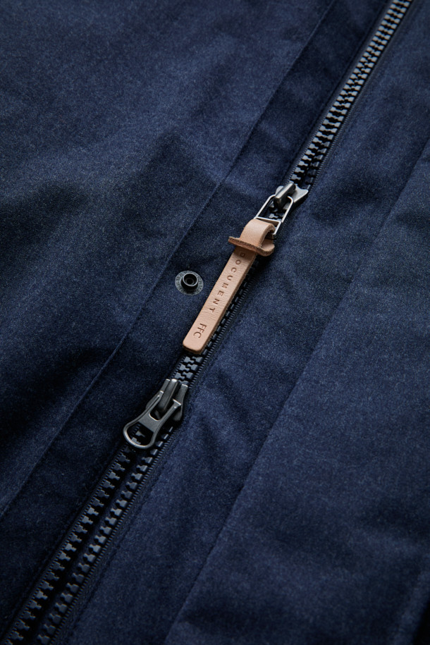 FFC x DOCUMENT(FFC x 도큐먼트) 테크니컬 울 구스다운 파카는 겨울철 데일리룩을 위한 클래식하고 미니멀한 스타일의 아우터입니다. 네이비 컬러의 무지 디자인으로, 울 소재 특유의 부드러운 촉감과 두꺼운 두께감이 특징입니다. 90/10 구스다운 충전재, 라글란 소매, 조절 가능한 스트링, 이중 포켓, 암홀 무 패치 디자인 등 디테일한 요소들이 돋보입니다. 보온, 방풍, 투습 기능을 갖춰 추운 날씨에도 쾌적하게 착용할 수 있습니다. 집업 방식으로 편안하게 여밀 수 있으며, 루즈핏으로 편안한 착용감을 선사합니다.
