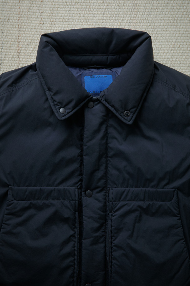 FFC x DOCUMENT (FFC x 도큐먼트) 피셔맨 셔팅 구스 다운 재킷은 겨울철 데일리룩을 위한 미니멀하고 클래식한 스타일의 아우터입니다. 블랙 컬러에 무지 디자인으로 어떤 옷에도 쉽게 매치할 수 있으며, 셔츠형 코트 타입으로 세련된 느낌을 더했습니다. 90/10 구스다운 충전재와 경량 소재를 사용하여 보온성과 편안한 착용감을 제공하며, 루즈핏으로 여유로운 실루엣을 연출합니다. 입체 포켓과 여유있는 어깨라인이 특징이며, 투웨이 지퍼 여밈 방식으로 실용성을 높였습니다.
