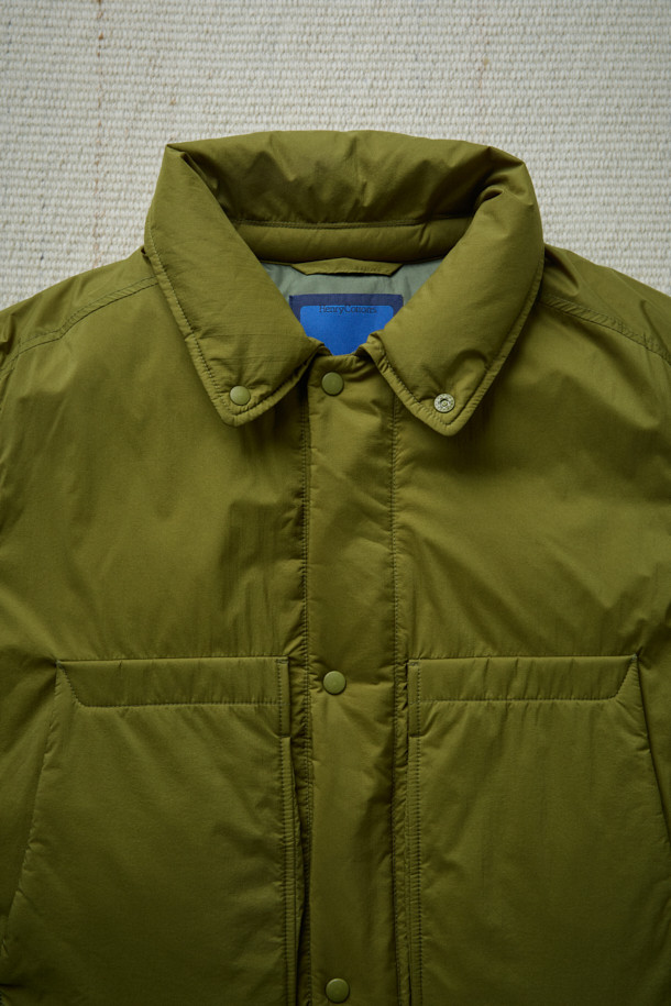 FFC x DOCUMENT (FFC x 도큐먼트) 피셔맨 셔팅 구스 다운 재킷은 겨울철 데일리룩에 적합한 미니멀하면서도 캐주얼한 스타일의 아우터입니다. 올리브 및 카키 색상으로 출시되었으며, 가볍고 따뜻한 구스다운 90/10 충전재를 사용하여 보온성과 경량성을 동시에 잡았습니다. 셔츠형 디자인에 투웨이 지퍼 여밈 방식과 입체 포켓 디테일을 더해 실용성을 높였으며, 여유 있는 어깨 라인과 루즈핏으로 편안한 착용감을 선사합니다. 부드러운 촉감의 나일론 소재로 제작되었으며, 긴 소매 기장과 두꺼운 두께감으로 추운 겨울에도 따뜻하게 입을 수 있습니다.
