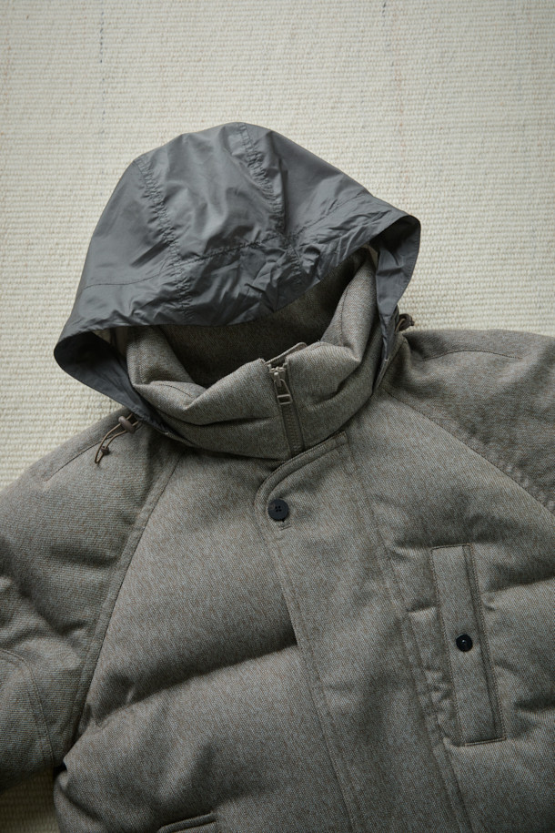 FFC x 도큐먼트 울 헤비 다운 파카는 추운 겨울, 일상과 피싱 활동 모두를 아우르는 활용성을 자랑하는 다운 파카입니다. 부드러운 울 소재를 사용하여 고급스러운 촉감을 선사하며, 짙은 그레이 컬러가 클래식하면서도 모던한 스타일을 연출합니다. 루즈핏으로 편안한 착용감을 제공하며, YKK 투웨이 지퍼, 내장형 후드, 허리 및 밑단 스트링, 라글란 소매, 암홀 패널 설계 등 다양한 디테일로 기능성을 더했습니다. 보온성과 통기성을 갖춰 겨울철에도 쾌적하게 착용 가능하며, 미니멀하고 캐주얼한 스타일을 선호하는 분들께 적합합니다.
