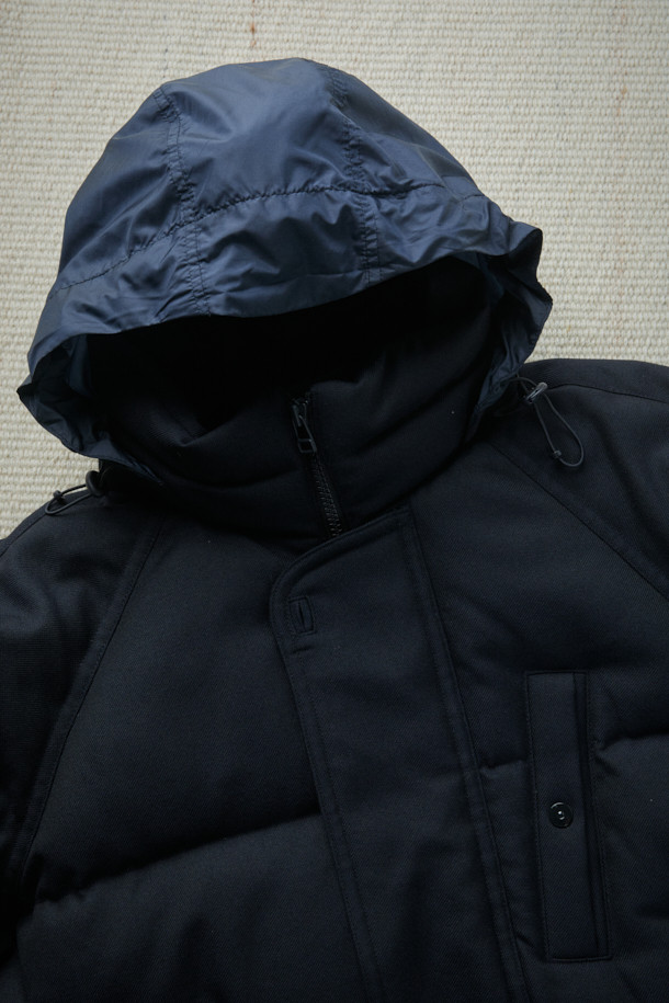 FFC x DOCUMENT (FFC x 도큐먼트) 울 헤비 다운 파카는 겨울철 데일리룩을 위한 클래식하고 미니멀한 스타일을 제안합니다. 부드러운 촉감의 울 소재로 제작되었으며, 두꺼운 두께감으로 뛰어난 보온성을 자랑합니다. 라글란 소매와 암홀 패널 설계를 통해 편안한 착용감을 제공하며, YKK 투웨이 지퍼, 허리 및 밑단 스트링, 내장형 후드 등의 디테일로 기능성을 더했습니다. 블랙 컬러의 무지 디자인으로 어떤 스타일에도 쉽게 매치할 수 있는 실용적인 다운 파카입니다.
