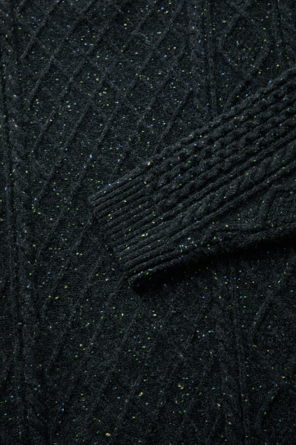 [Fly Fishing Club] 아란 스웨터는 아일랜드 아란 제도의 전통 니팅 스타일을 현대적으로 재해석한 제품입니다. 차콜 그레이 컬러의 루즈핏 라운드넥 스웨터로, 가을과 겨울 시즌에 두꺼운 두께감으로 따뜻하게 착용할 수 있습니다. 울과 나일론 혼방의 고급스러운 소재에 케이블 및 다이아몬드 패턴을 더해 클래식하고 빈티지한 무드를 연출합니다. 울 네프 원사를 사용하여 입체적인 조직감을 살렸으며, 립조직 넥라인으로 디자인의 완성도를 높였습니다. 일상, 피싱, 산책, 여행 등 다양한 TPO에 어울리는 스타일리시한 아이템입니다.
