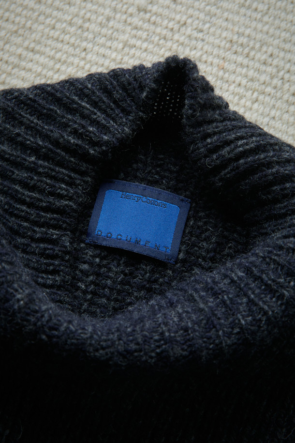 FFC x DOCUMENT (에프에프씨 x 도큐먼트) 터틀넥 피셔맨 스웨터는 겨울철 따뜻함과 클래식한 스타일을 선사합니다. 셔틀랜드 울 100% 원사를 사용하여 제작되었으며, 보온성과 통기성이 뛰어나 쾌적하게 착용할 수 있습니다. 앞판과 뒷판의 편직 방식에 차이를 두어 독특한 디자인을 완성했으며, 암홀 패널 디테일로 활동성을 높였습니다. 레귤러핏으로 제작되어 다양한 아우터와 레이어링하기 좋으며, 겨울 데일리룩, 데이트룩, 모임룩 등 다채로운 TPO에 활용할 수 있습니다. 네이비 색상으로 어떤 스타일에도 쉽게 매치할 수 있는 미니멀하고 캐주얼한 아이템입니다.
