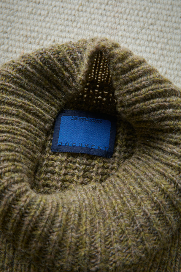 (FFC x DOCUMENT) 터틀넥 피셔맨 스웨터는 셔틀랜드 울 100% 원사를 사용하여 부드러운 촉감과 뛰어난 보온성을 자랑합니다. 클래식한 스타일의 케이블 패턴과 레귤러핏 디자인으로 제작되었으며, 겨울철 데일리룩, 데이트룩, 모임룩에 모두 잘 어울립니다. 모크넥과 터틀넥으로 연출 가능한 넥 라인, 긴 소매 기장으로 포근함을 더하며, 아우터와 함께 레이어링하여 다양한 스타일을 연출할 수 있습니다. 베이지, 브라운 두 가지 색상으로 출시되었으며, 가슴둘레 115cm로 11월부터 2월까지 착용하기 좋습니다.
