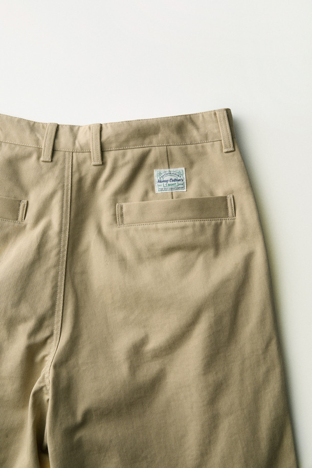 [British Sporting Club] 릴렉스드 치노 팬츠는 부드러운 면 소재로 제작되어 편안한 착용감을 선사합니다. 베이직하고 클래식한 스타일의 무지 디자인으로, 가을철 출근룩, 비즈니스 캐주얼, 가을 나들이룩 등 다양한 TPO에 활용하기 좋습니다. 릴렉스핏 스트레이트 핏으로 편안함을 더했으며, 노턱 디자인과 사이드 슬랜트 포켓, 백 포켓 등의 디테일이 돋보입니다. 허리 안쪽 면에는 헤링본 배색을 더해 고급스러움을 더했습니다. 워크웨어, 미니멀 스타일을 즐겨 입는 분들께 추천합니다.
