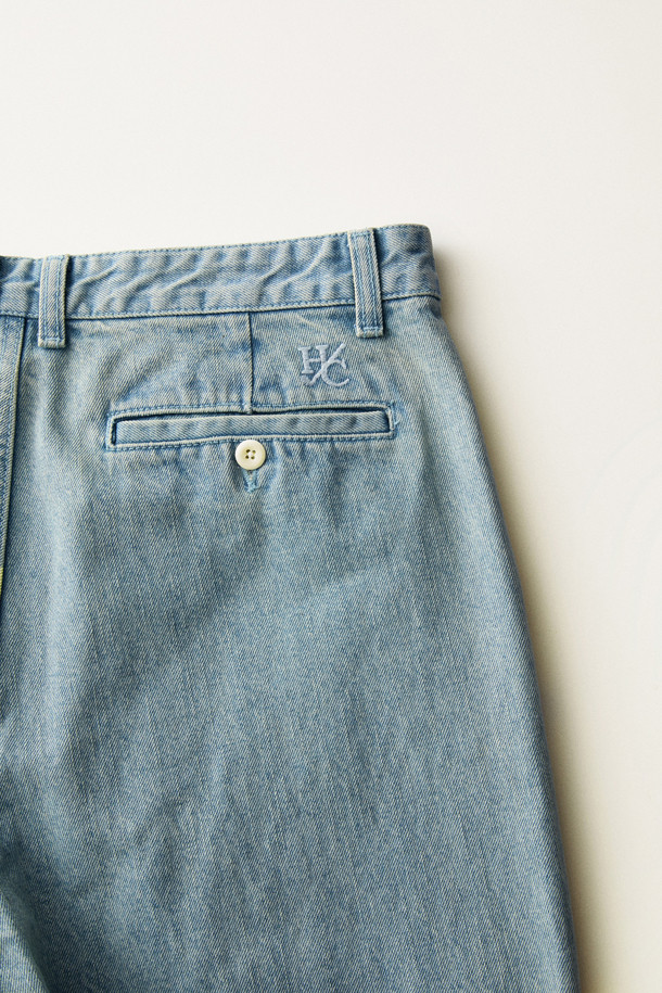 [ British Sporting Club (브리티시 스포팅 클럽)] 턱 데님 팬츠는 가을 시즌, 데이트룩과 쇼핑룩에 잘 어울리는 테이퍼드 핏의 데님 팬츠입니다. 부드러운 촉감의 라이트 블루 컬러 데님 소재로 제작되었으며, 무지 패턴에 클래식, 캐주얼, 미니멀 스타일을 연출할 수 있습니다. 원턱 디테일과 슬랜트 포켓, 히든 후면 포켓 디자인이 특징이며, 톤온톤 스티치와 버튼 및 지퍼 플라이, 페이드 워싱으로 포인트를 더했습니다. 일상에서 편안하게 착용하며 스타일리시함까지 놓치지 않는 아이템입니다.
