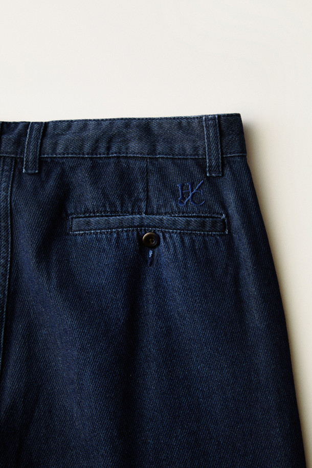 **[British Sporting Club] (브리티시 스포팅 클럽) 턱 트윌 데님 팬츠**

부드러운 촉감의 면과 데님 혼방 소재로 제작된 [British Sporting Club] (브리티시 스포팅 클럽) 턱 트윌 데님 팬츠입니다. 네이비 컬러의 무지 디자인으로, 클래식함과 캐주얼함을 동시에 느낄 수 있습니다. 가을 계절에 어울리는 긴 기장의 데님 팬츠로, 테이퍼드 핏이 다리 라인을 슬림하게 잡아줍니다. 원턱 디테일, 슬랜트 포켓, 히든 백포켓, 버튼 & 지퍼 플라이, 톤온톤 스티치, 페이드 워싱 등의 특징으로 세련된 디자인을 완성했습니다. 데이트룩, 가을 나들이룩 등 다양한 TPO에 활용 가능한 미니멀 스타일의 데님 팬츠입니다.
