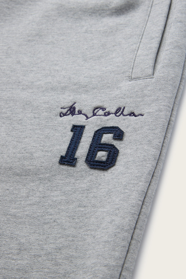 BSC X 클로브 스트링 스웻팬츠 (세트업)는 캐주얼, 미니멀 스타일을 추구하는 남성을 위한 데일리 팬츠입니다. 부드러운 면 소재로 제작되어 편안한 착용감을 선사하며, 사계절 내내 활용 가능합니다. 스트레이트 핏에 무지 디자인으로 어떤 상의와도 쉽게 매치할 수 있으며, 스트링 조절과 사이드, 힙 포켓으로 실용성을 더했습니다. 집콕룩, 동네 마실룩, 산책룩 등 다양한 TPO에 활용하기 좋고, 세트업으로도 연출하여 미니멀한 스타일을 완성할 수 있습니다. 자수 및 아플리케 디테일이 돋보이는 디자인입니다.
