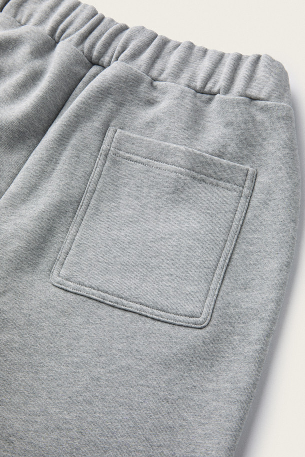 [BSC X 클로브] 스트링 스웻팬츠 (세트업) (W)는 여성 고객을 위한, 캐주얼하고 미니멀한 스타일의 긴 기장 스웻팬츠입니다. 부드러운 면 소재로 제작되어 봄, 여름, 가을, 겨울 사계절 내내 편안하게 착용할 수 있습니다. 스트레이트 핏으로 떨어지는 깔끔한 실루엣과 중간 두께감으로 어떤 상의에도 잘 어울립니다. 허리 밴딩과 스트링 조절 기능으로 편안함을 더했으며, 사이드 포켓, 힙 포켓, 스티치 마감, 자수 및 아플리케 디테일이 돋보입니다. 집콕룩, 동네 마실룩, 여행룩 등 다양한 TPO에 맞춰 세련된 스타일을 연출해보세요.
