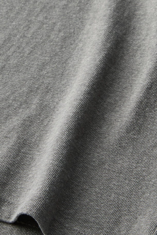 [British Sporting Club] 자수 피그먼트 반소매 티셔츠는 스포티, 빈티지, 헤리티지 스타일을 결합한 디자인입니다. 부드러운 면 소재에 도톰한 두께감으로 편안한 착용감을 선사하며, 피그먼트 워싱 처리로 빈티지한 멋을 더했습니다. 그레이 컬러에 좌측 가슴 그래픽 프린트와 넥라인 안쪽 'H.C' 프린트, 그리고 통기성이 뛰어난 것이 특징입니다. 스탠다드핏의 라운드넥 티셔츠로, 동네 마실룩 또는 산책룩 등 캐주얼하고 레트로한 스타일 연출에 적합합니다.
