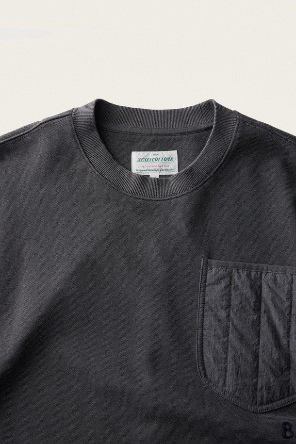 [브리티시 스포팅 클럽] 포켓 피그먼트 스웨트셔츠는 캐주얼, 스포티, 미니멀 스타일을 추구하는 분들을 위한 가을 시즌 필수 아이템입니다. 부드러운 면 소재에 피그먼트 워싱 처리하여 자연스러운 색감과 빈티지한 무드를 더했습니다. 라운드넥 디자인에 루즈핏으로 편안한 착용감을 제공하며, 립스탑 포켓과 가슴 포켓 디테일로 실용성을 높였습니다. B.S.C 레터링 자수와 립 마감으로 포인트를 주어 밋밋함을 덜었습니다. 동네 마실룩, 가을 나들이룩, 여행룩 등 다양한 TPO에 활용하기 좋습니다.
