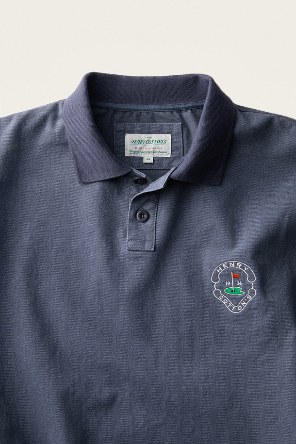 [British Sporting Club] 워싱 피그먼트 칼라 스웨트셔츠는 가을, 겨울철 데일리룩과 가을 나들이룩에 모두 활용하기 좋은 스웻셔츠입니다. 네이비 컬러의 무지 디자인으로, 클래식, 미니멀, 캐주얼 등 다양한 스타일을 소화할 수 있습니다. 두꺼운 두께감의 면 소재로 제작되어 부드러운 촉감을 선사하며, 루즈핏으로 편안한 착용감을 제공합니다. 피그먼트 워싱 가공과 트윌 원단, 버튼 플라켓, B.S.C 자수 로고, 립 마감 디테일이 돋보이는 긴소매 폴로칼라 스웨트셔츠입니다.
