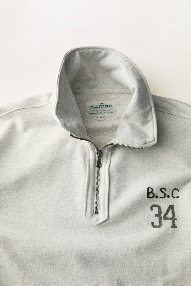 브리티시 스포팅 클럽 하프 집 스웨트셔츠는 클래식과 스포티한 무드를 동시에 연출하는 스웻셔츠입니다. 부드러운 촉감의 프렌치 테리 면 소재로 제작되어 편안한 착용감을 선사합니다. 하프넥 디자인과 중간 두께감으로 간절기에 활용하기 좋으며, 좌측 가슴의 B.S.C 34 아트워크와 나염 및 자수 믹스 디테일이 돋보입니다. 립 마감 처리로 깔끔하게 마무리되었으며, 집콕룩이나 산책룩 등 다양한 캐주얼 스타일을 완성할 수 있습니다. 긴 소매와 레귤러 기장으로 어떤 스타일에도 자연스럽게 어울립니다.
