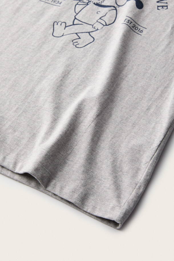 [BSC X clove] 프린트 반소매 링거 티셔츠 (W)는 멜란지 그레이, 네이비 두 가지 색상으로 출시된 여성용 티셔츠입니다. 클래식하고 캐주얼한 무드를 연출하며, 여름철 일상복으로 활용하기 좋습니다. 부드러운 면 소재로 제작되어 편안한 착용감을 선사하며, 립 마감 처리로 깔끔함을 더했습니다. 헨리 코튼 × 클로브의 협업 제품으로, 귀여운 강아지 캐릭터 프린트가 돋보입니다. 동네 마실룩이나 산책룩, 캐주얼 및 미니멀 스타일을 즐겨 입는 분들께 추천합니다.