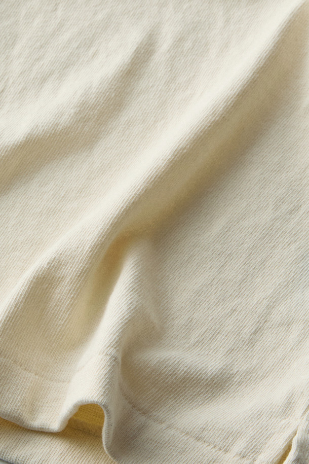 [BSC X 클로브] 럭비 롱 슬리브 티셔츠 (여성)는 코튼 싱글 저지 소재로 제작되어 부드러운 촉감을 선사합니다. 아이보리, 화이트 컬러의 라운드넥 루즈핏 티셔츠로, 가을과 겨울에 스포티하고 빈티지한 스타일을 연출하기 좋습니다. 소매 넘버 프린팅과 절개 라인 디테일이 돋보이며, BSC와 클로브의 콜라보레이션으로 탄생했습니다. 동네 마실룩이나 캐주얼한 스타일에 활용하기 좋은 긴소매 럭비 티셔츠입니다.
