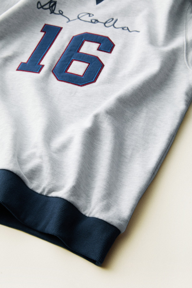 [BSC X 클로브] 아플리케 스웨트셔츠 (M)는 남성용 스웨트셔츠로, 가을과 초겨울에 착용하기 좋습니다. 클래식, 레트로, 스포티한 스타일을 연출할 수 있으며, 일상복으로 활용하기 좋습니다. 라이트 멜란지 쮸리 원단으로 제작되었으며, 부드러운 촉감을 자랑합니다. 목, 소매, 밑단에 네이비 컬러 리브 배색이 적용되었고, 전면에는 헨리코튼 서명과 클로브 '16' 로고 아플리케가 포인트로 디자인되었습니다. 루즈핏, 라운드넥, 긴소매, 얇은 두께로 편안하게 착용할 수 있습니다.
