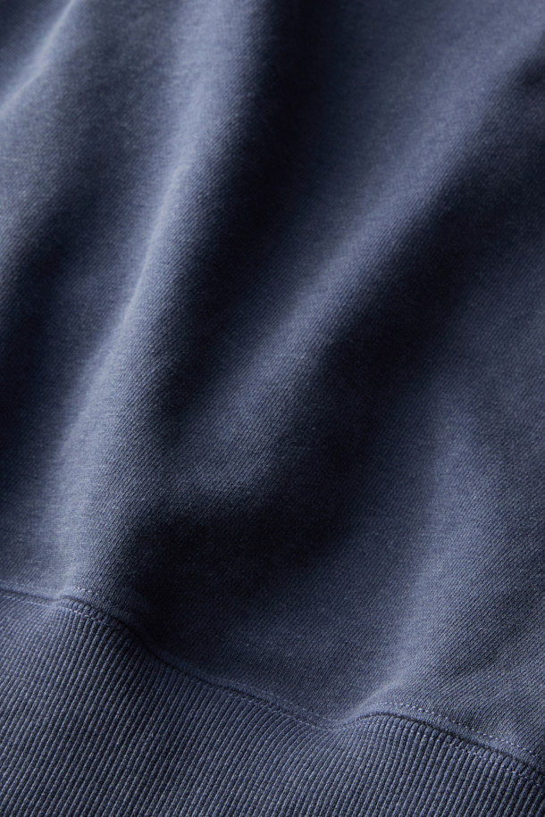 [BSC X 클로브] 프린트 피그먼트 스웨트셔츠(U)는 빈티지하고 캐주얼한 스타일을 연출하는 유니섹스 상의입니다. 부드러운 면 소재로 제작되어 가을, 초겨울에 따뜻하게 착용할 수 있으며, 레귤러 핏으로 편안한 착용감을 제공합니다. 넥, 소매, 밑단 립 처리와 빈티지 컬러 페이드 효과가 특징이며, 마스코트 강아지 프린트가 귀여움을 더합니다. 동네 마실룩, 집콕룩, 가을 나들이룩에 잘 어울리는 아이템입니다.
