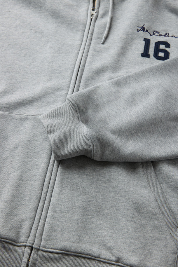 BSC 클로브 후드집업 스웨트셔츠는 가을 시즌을 위한 남성용 의류입니다. 라이트 그레이 컬러의 면, 폴리에스테르 혼방 소재로 제작되어 편안한 착용감을 선사합니다. 클래식과 베이직 스타일을 기반으로 루즈핏 디자인과 후드, 캥거루 포켓, 자수 디테일이 더해져 캐주얼하면서도 미니멀한 매력을 줍니다. 동네 마실룩, 가을 나들이룩, 집콕룩 등 다양한 TPO에 활용하기 좋으며, 메탈 지퍼와 립 조직 마감으로 깔끔한 마무리를 더했습니다. 긴 소매 기장의 레귤러 기장 후드집업으로 간절기 필수 아이템입니다.
