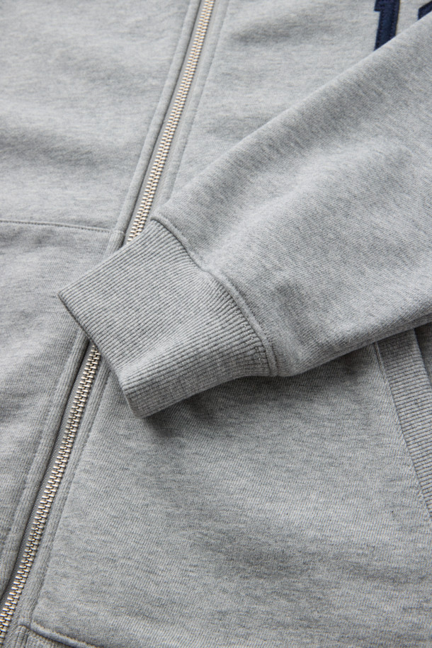 [BSC X 클로브] 후드 집업 스웨트셔츠 (세트업) (W)은 여성용으로 출시된 라이트 그레이 컬러의 후드 집업입니다. 가을 시즌에 어울리는 루즈핏으로, 캥거루 포켓과 자수 디테일이 돋보이는 베이직하고 클래식한 스타일을 연출합니다. 면과 폴리에스테르 혼방 소재로 제작되어 편안한 착용감을 제공하며, 메탈 지퍼와 립 조직 마감으로 퀄리티를 높였습니다. 동네 마실룩이나 가을 나들이룩에 활용하기 좋으며, 캐주얼, 미니멀 스타일을 선호하는 분들께 추천합니다.
