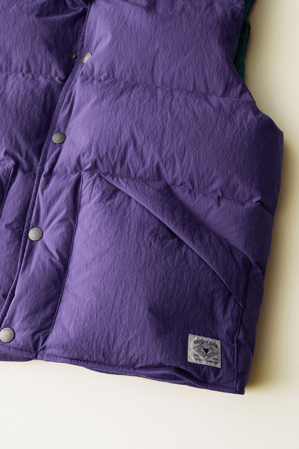 [브리티시 스포팅 클럽] 퀼팅 다운 베스트는 남성용 다운 베스트입니다. 퍼플과 그린 두 가지 색상으로 출시되었으며, 가을과 겨울에 따뜻하게 착용할 수 있습니다. 코튼과 나일론 혼방 소재에 두꺼운 두께감으로 보온성을 높였으며, 부드러운 촉감이 특징입니다. 머스코비 다운 충전재와 스탠드 칼라, 대각선 플랩 포켓, 브랜드 라벨 디테일이 돋보입니다. 일상, 아웃도어 활동은 물론, 클래식, 미니멀, 스포티한 스타일 모두 소화 가능한 활용도 높은 아이템입니다.
