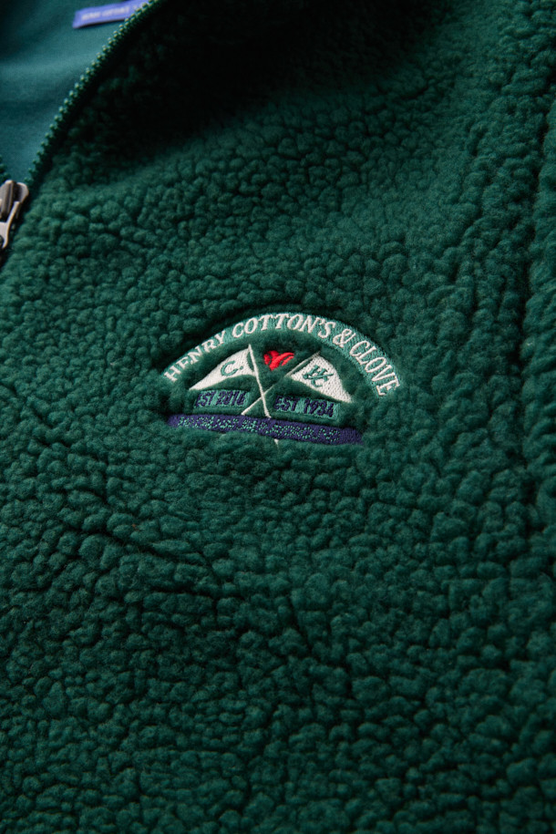 [BSC X 클로브] 자수 플리스 베스트 (M)는 남성을 위한 캐주얼 스타일의 베스트입니다. 가을과 겨울 시즌에 적합하며, 보온 기능을 갖춘 두꺼운 두께감과 부드러운 기모 안감이 특징입니다. 하이넥 디자인과 집업 여밈 방식으로 편안함을 더했고, 사이드 포켓과 아치형 포켓, 가슴 자수 디테일로 포인트를 주었습니다. [BSC X 클로브] 콜라보레이션으로 제작되어, 캐주얼, 미니멀, 고프코어 스타일을 즐겨 입는 분들께 겨울 데일리룩, 산책룩, 집콕룩으로 추천합니다.
