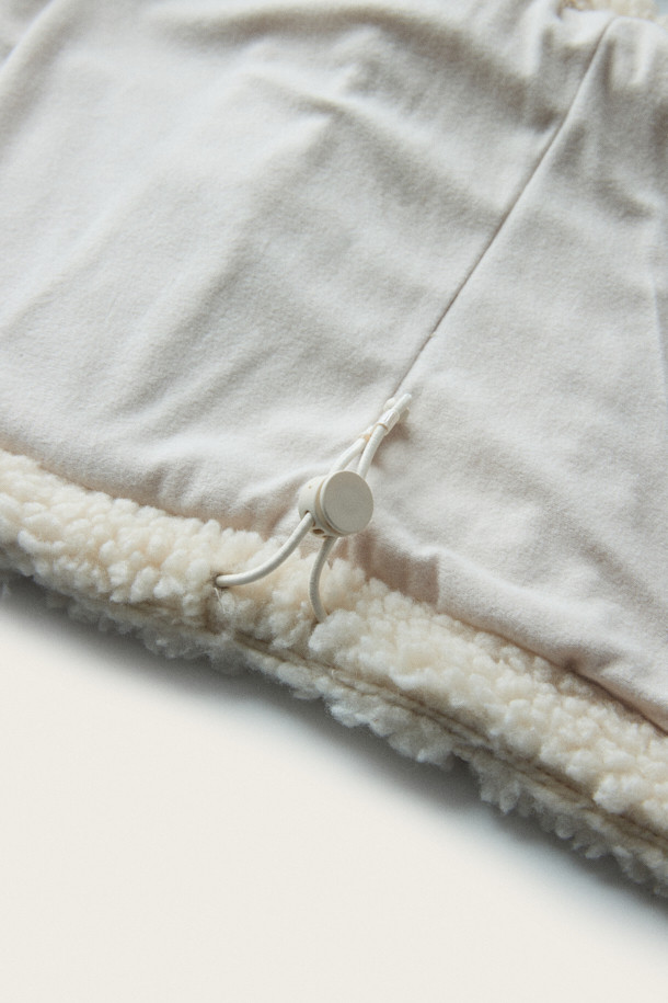 BSC X 클로브 플리스 베스트 (W)는 부드러운 플리스와 보아 소재를 사용하여 따뜻하고 포근한 착용감을 선사합니다. 캐주얼, 미니멀, 고프코어 스타일을 아우르는 디자인으로, 일상, 산책 등 다양한 TPO에 활용하기 좋습니다. 크롭 기장의 베이지색 여성용 베스트로, 집업 여밈 방식과 유틸리티 핏이 특징입니다. 사이드 포켓, 가슴 아트워크 와펜, 아치형 포켓, 자수 그래픽, 기모 안감 등 섬세한 디테일이 돋보이며, 가을, 겨울 시즌에 유용하게 활용할 수 있습니다. 로고 패턴이 적용되어 캐주얼한 무드를 더합니다.
